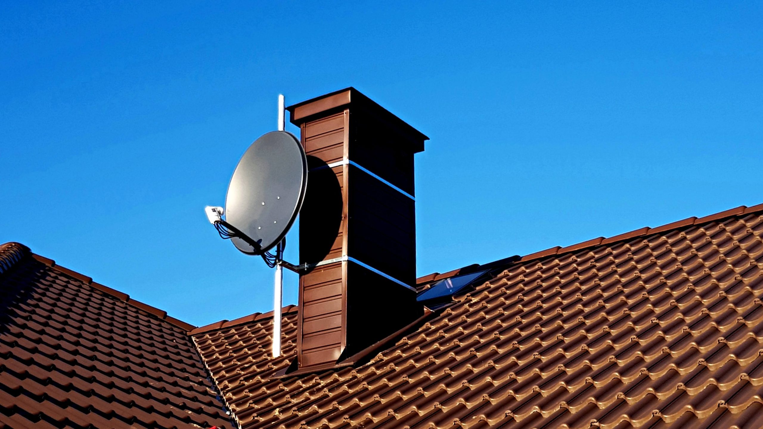 Stabilny montaż anteny satelitarnej w Lublinie.