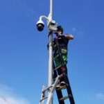 Pracownik Multitech Łukasz Podlewski instalujący kamery monitoringu w Lublinie.