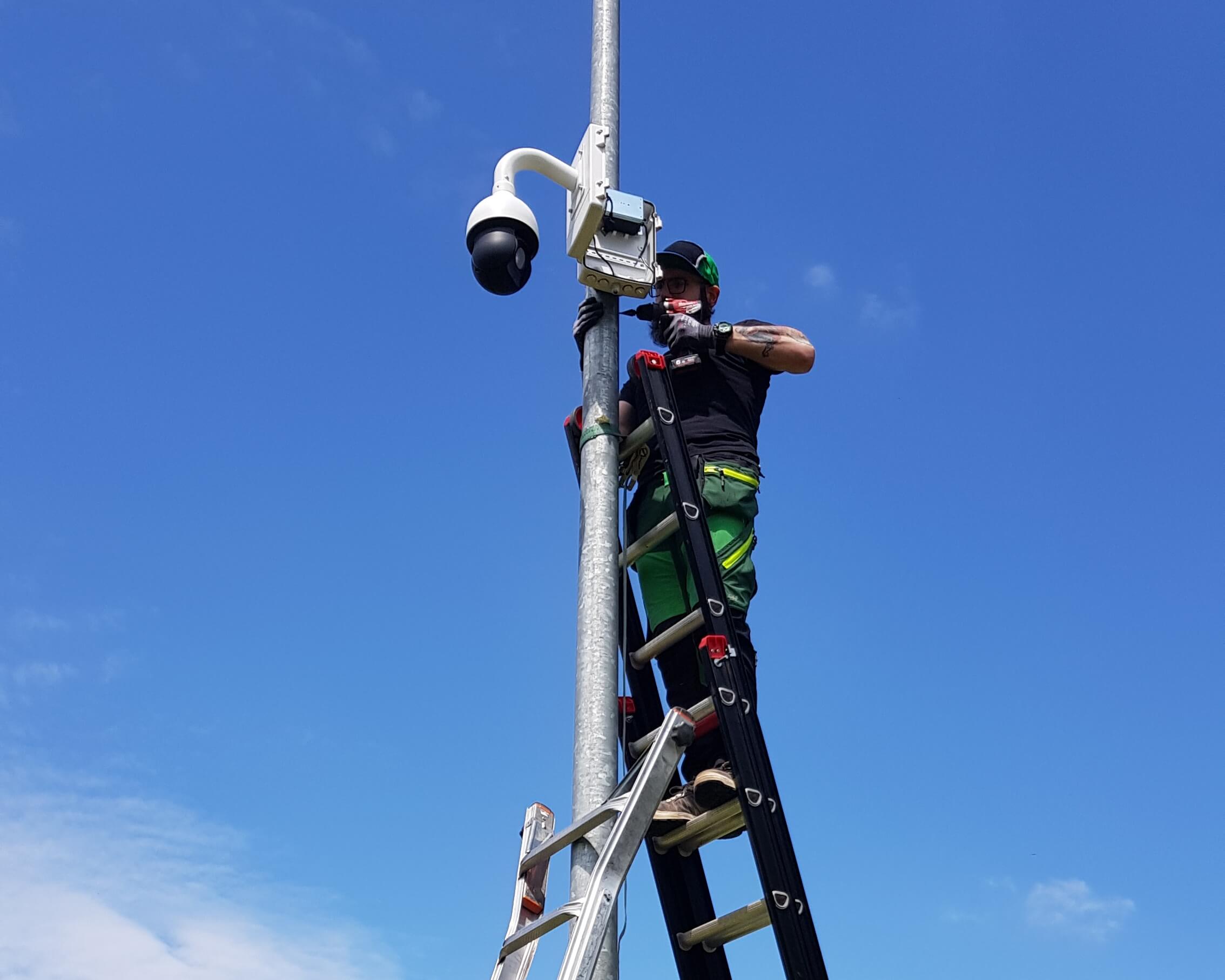 Pracownik Multitech Łukasz Podlewski instalujący kamery monitoringu w Lublinie.