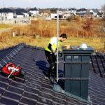 Pracownik Mulittech Łukasz Podlewski w trakcie montażu anteny.