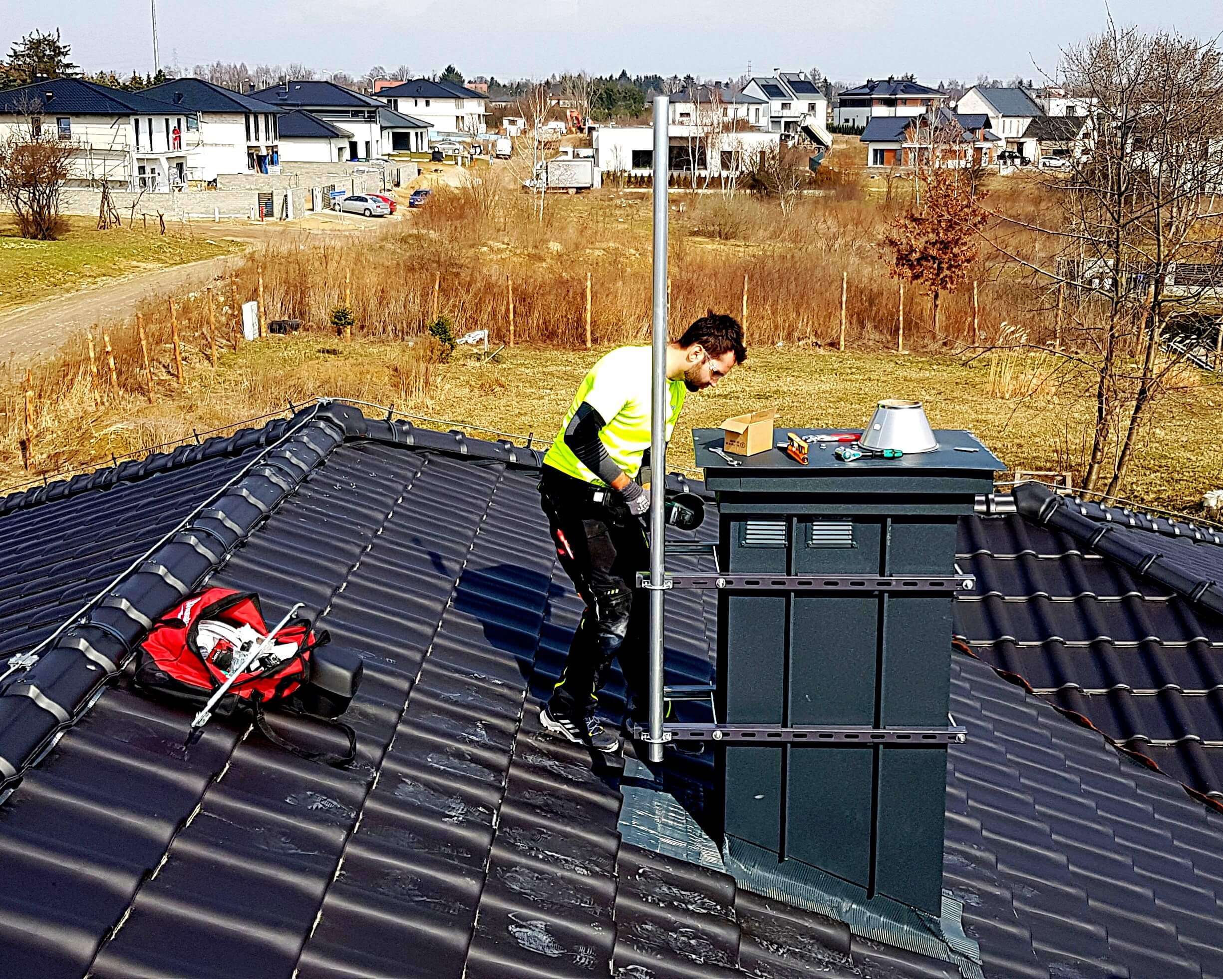 Pracownik Mulittech Łukasz Podlewski w trakcie montażu anteny.