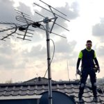 Montaż anteny na dachu w budynku wielorodzinnym.