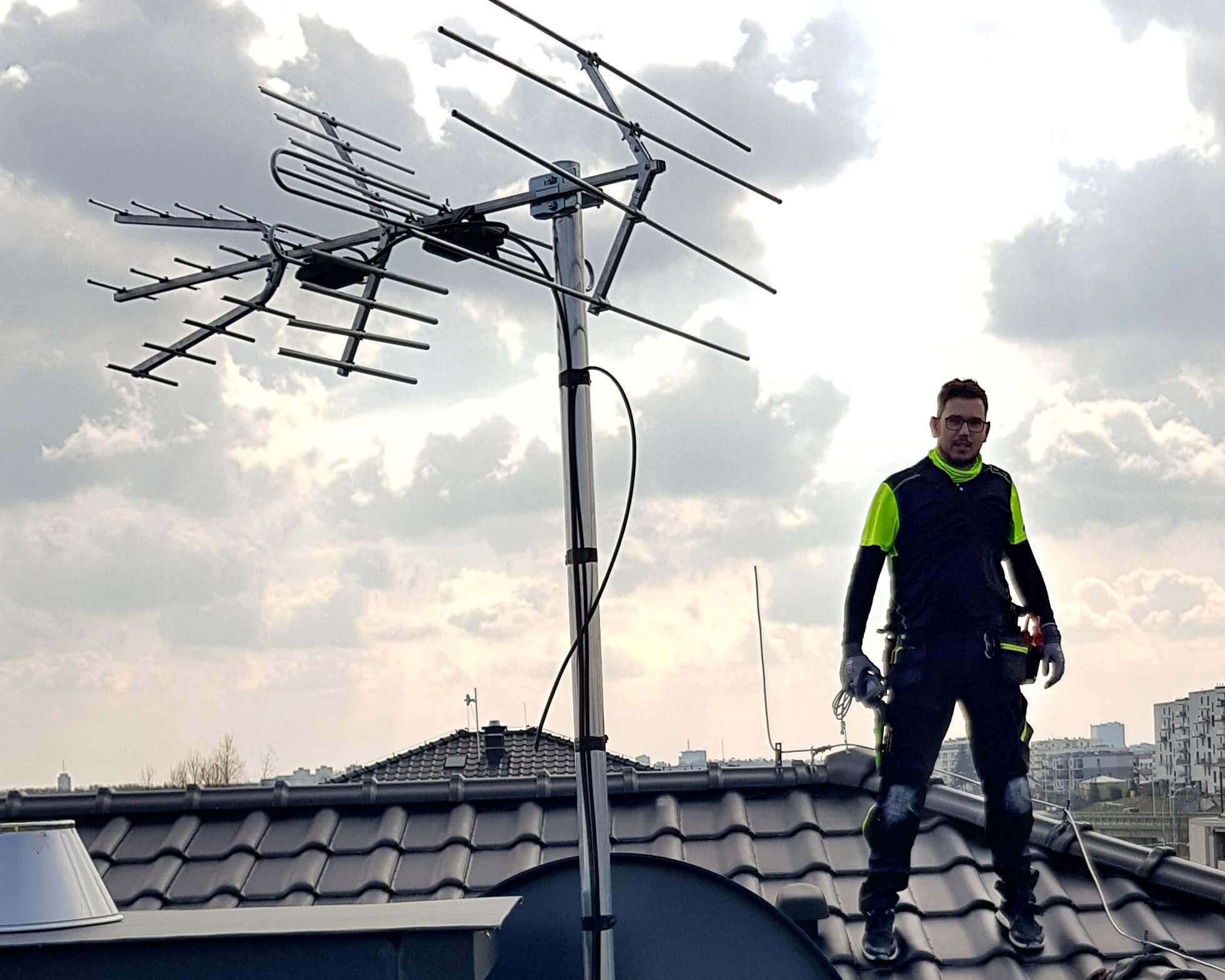 Montaż anteny na dachu w budynku wielorodzinnym.